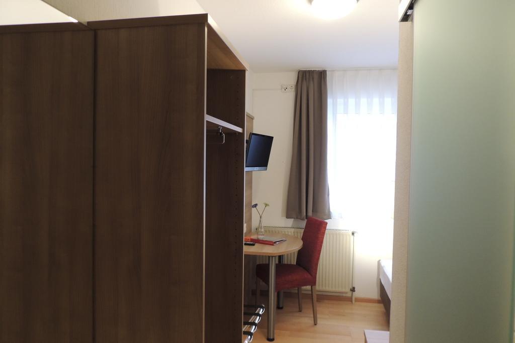Hotel-Gasthof Neue Post Leutershausen  Zimmer foto