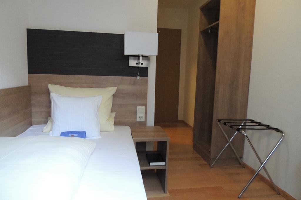Hotel-Gasthof Neue Post Leutershausen  Zimmer foto